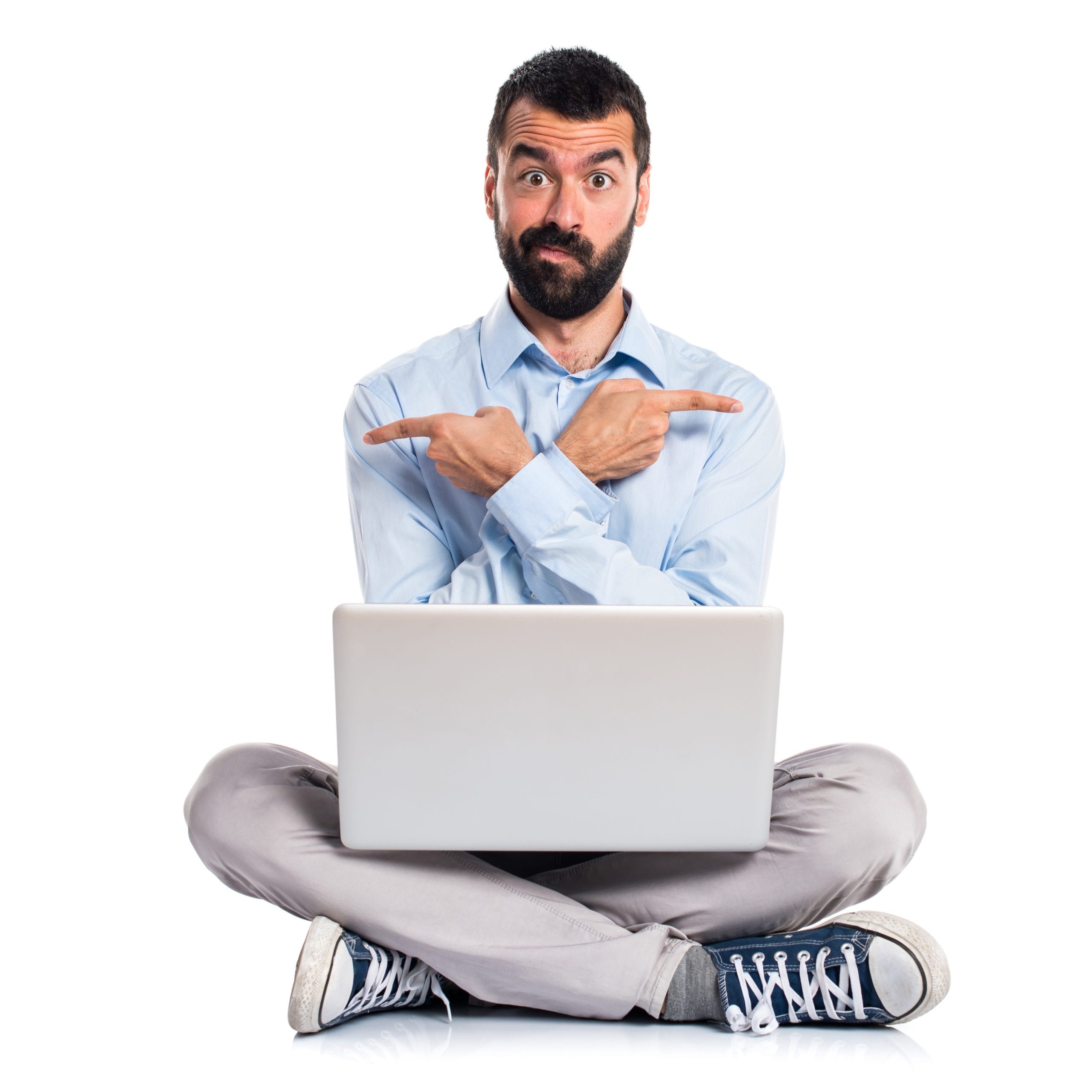 Man with laptop pointing to the laterals having doubts QUEL OS CHOISIR OSX OU WINDOWS