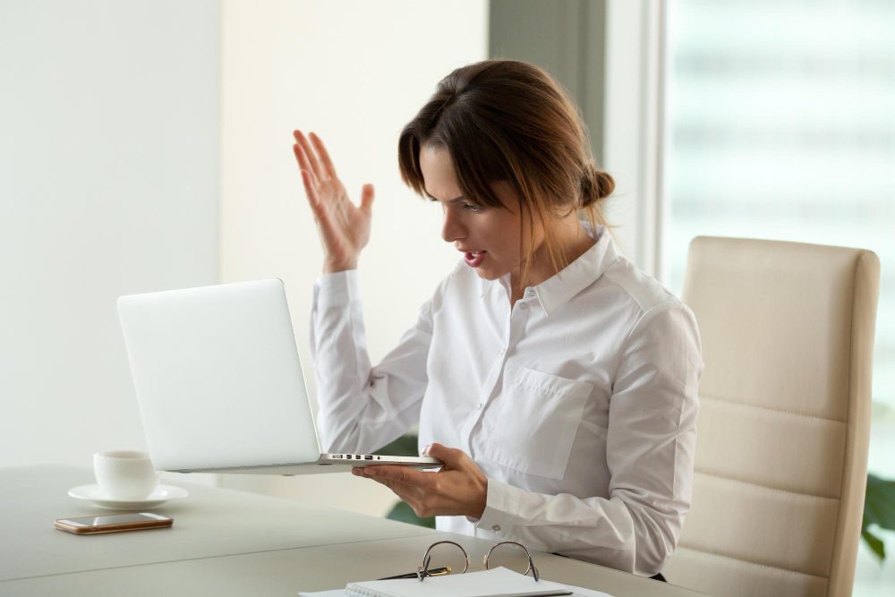 femme en colere a cause de sa mauvaise connexion internet femme enervée à cause de la mauvaise qualité de sa connexion internet